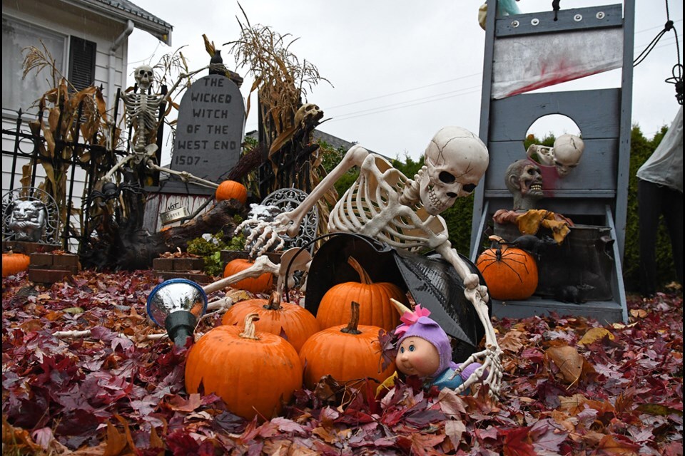 halloween scary house exterior decoration